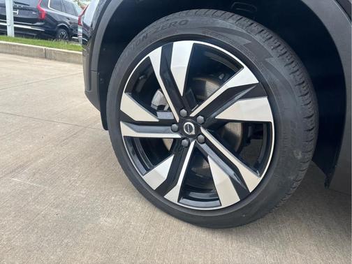 Onyx Black Metallic 2023 Volvo XC40 B5 Plus Dark Theme