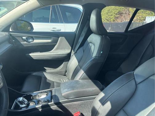 Onyx Black Metallic 2023 Volvo XC40 B5 Plus Dark Theme