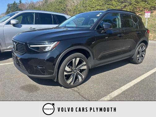Onyx Black Metallic 2023 Volvo XC40 B5 Plus Dark Theme