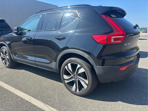 Onyx Black Metallic 2023 Volvo XC40 B5 Plus Dark Theme