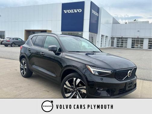 Onyx Black Metallic 2023 Volvo XC40 B5 Plus Dark Theme