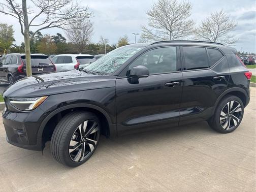 Onyx Black Metallic 2023 Volvo XC40 B5 Plus Dark Theme