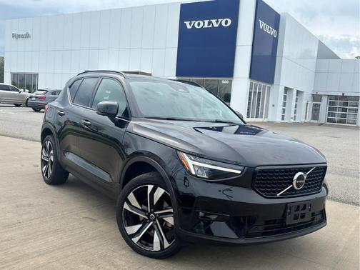 Onyx Black Metallic 2023 Volvo XC40 B5 Plus Dark Theme