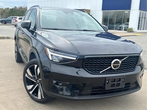 Onyx Black Metallic 2023 Volvo XC40 B5 Plus Dark Theme