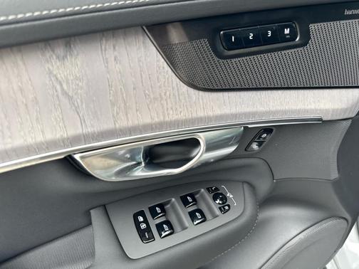 Metallic 2026 Volvo XC90 B6 Ultra 7-Seater