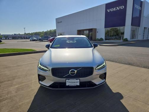 2022 Volvo S60 MOMENTUM