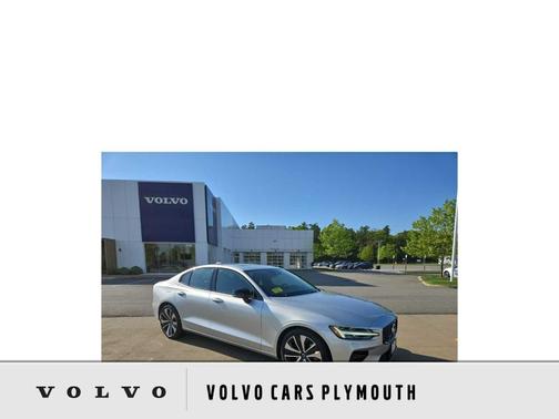 2022 Volvo S60 MOMENTUM