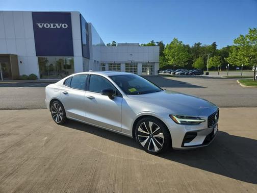 2022 Volvo S60 MOMENTUM