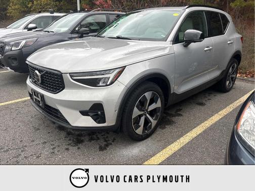 2023 Volvo XC40 B5 Plus Dark Theme