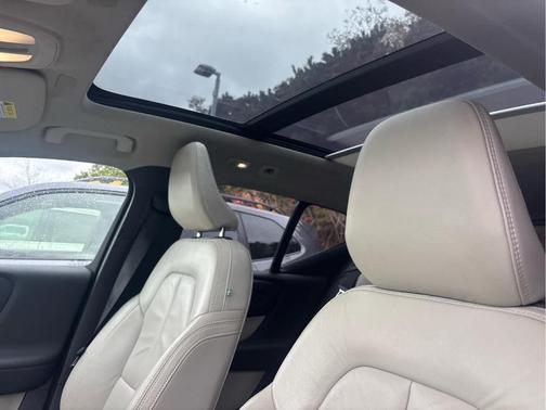 2023 Volvo XC40 B5 Plus Dark Theme