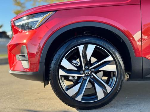 2025 Volvo XC40 B5 Ultra Bright Theme