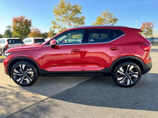 2025 Volvo XC40 B5 Ultra Bright Theme