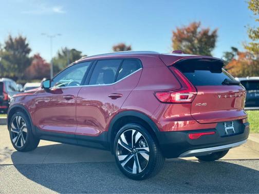 2025 Volvo XC40 B5 Ultra Bright Theme