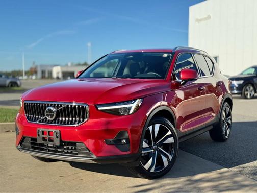 2025 Volvo XC40 B5 Ultra Bright Theme