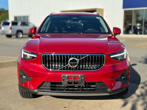 2025 Volvo XC40 B5 Ultra Bright Theme