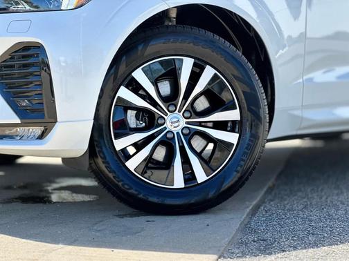 2024 Volvo XC60 B5 Core Dark Theme