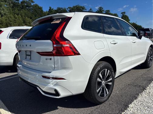 2024 Volvo XC60 B5 Core Dark Theme