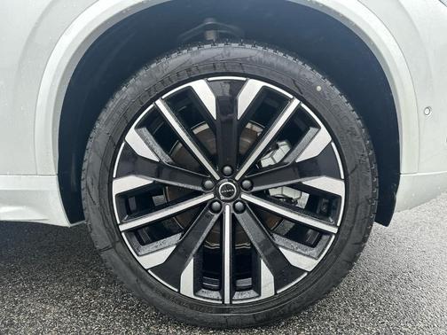 Crystal White Pearl 2026 Volvo XC90 B6 Plus 7-Seater