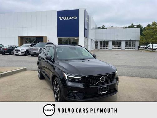2025 Volvo XC40 B5 Plus Dark Theme