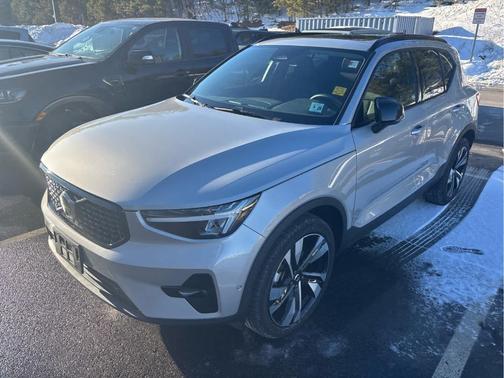 2023 Volvo XC40 B5 Plus Dark Theme