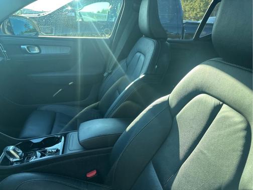 2023 Volvo XC40 B5 Plus Dark Theme