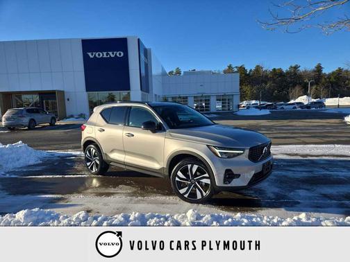 2023 Volvo XC40 B5 Plus Dark Theme