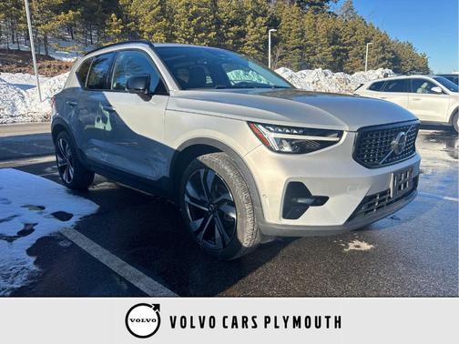 2023 Volvo XC40 B5 Plus Dark Theme