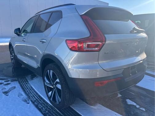 2023 Volvo XC40 B5 Plus Dark Theme