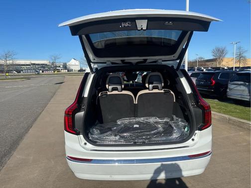 Crystal White 2026 Volvo XC90 B5 Core