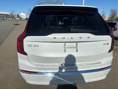 Crystal White 2026 Volvo XC90 B5 Core