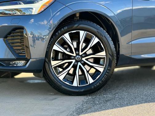 2023 Volvo XC60 B5 Plus Dark Theme