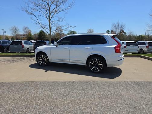 Crystal White Metallic 2023 Volvo XC90 B5 Plus