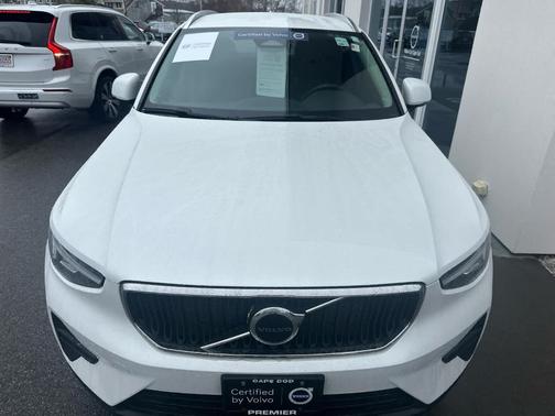 Crystal White Metallic 2023 Volvo XC40 B5 Core