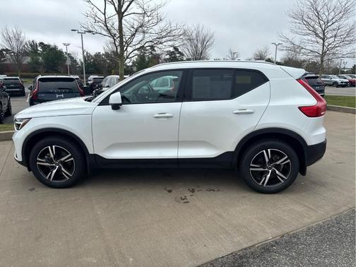 Crystal White Metallic 2023 Volvo XC40 B5 Core