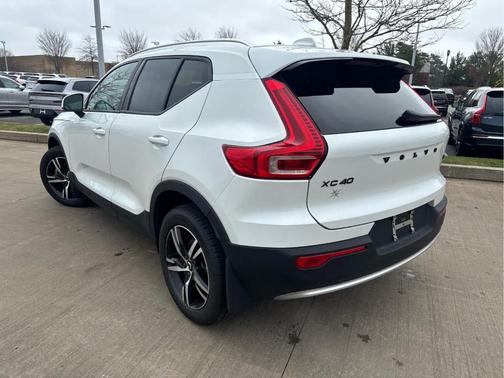 Crystal White Metallic 2023 Volvo XC40 B5 Core