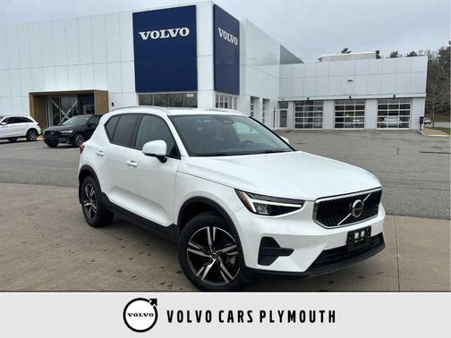 Crystal White Metallic 2023 Volvo XC40 B5 Core