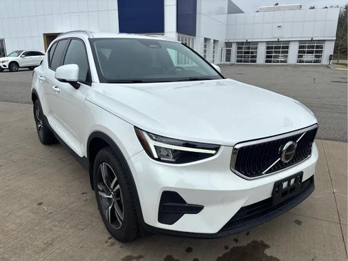 Crystal White Metallic 2023 Volvo XC40 B5 Core