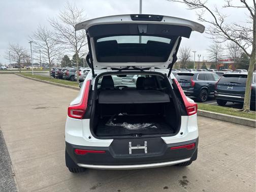 Crystal White Metallic 2023 Volvo XC40 B5 Core