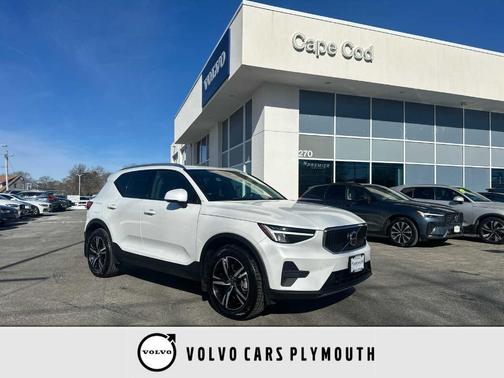 Crystal White Metallic 2023 Volvo XC40 B5 Core