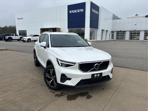 Crystal White Metallic 2023 Volvo XC40 B5 Core