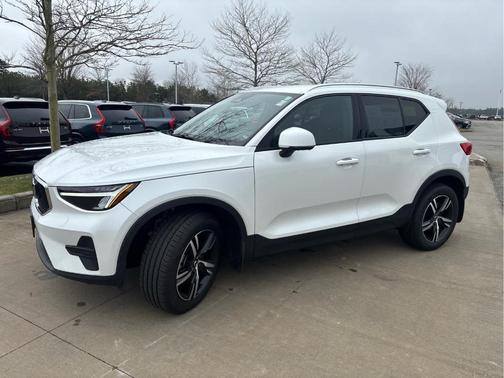 Crystal White Metallic 2023 Volvo XC40 B5 Core