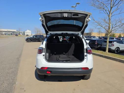 Bright White Clearcoat 2024 Jeep Compass Trailhawk