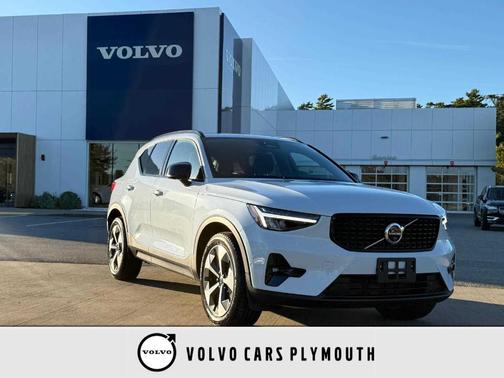 2025 Volvo XC40 B5 Plus Dark Theme