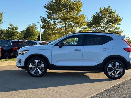 2025 Volvo XC40 B5 Plus Dark Theme