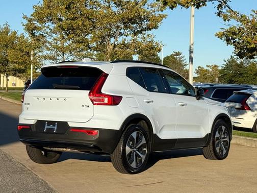 2025 Volvo XC40 B5 Plus Dark Theme