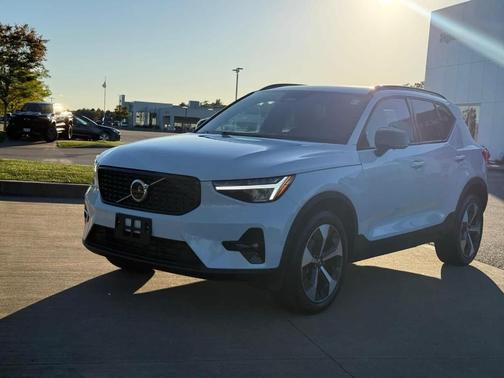 2025 Volvo XC40 B5 Plus Dark Theme