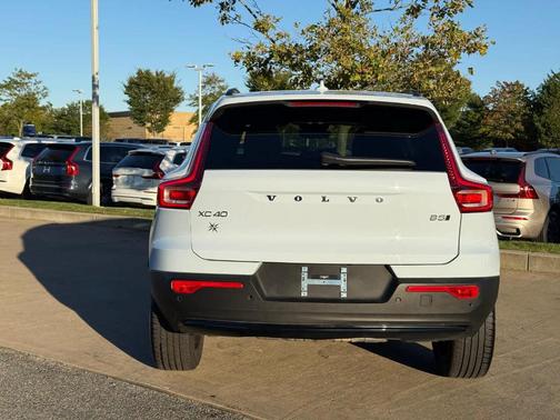2025 Volvo XC40 B5 Plus Dark Theme