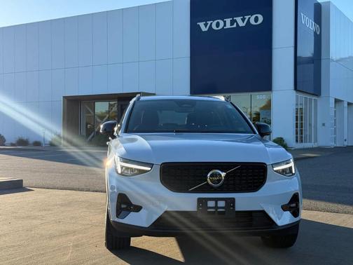 2025 Volvo XC40 B5 Plus Dark Theme