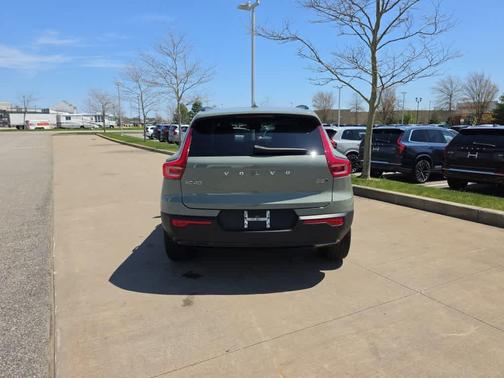 Green 2024 Volvo XC40 CORE THEME