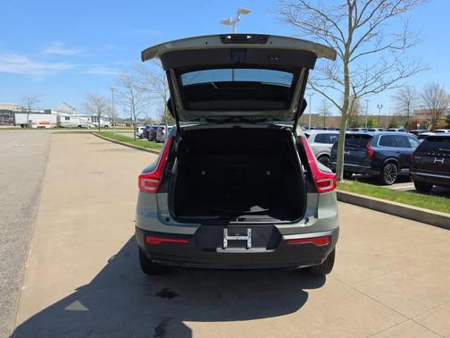 Green 2024 Volvo XC40 CORE THEME